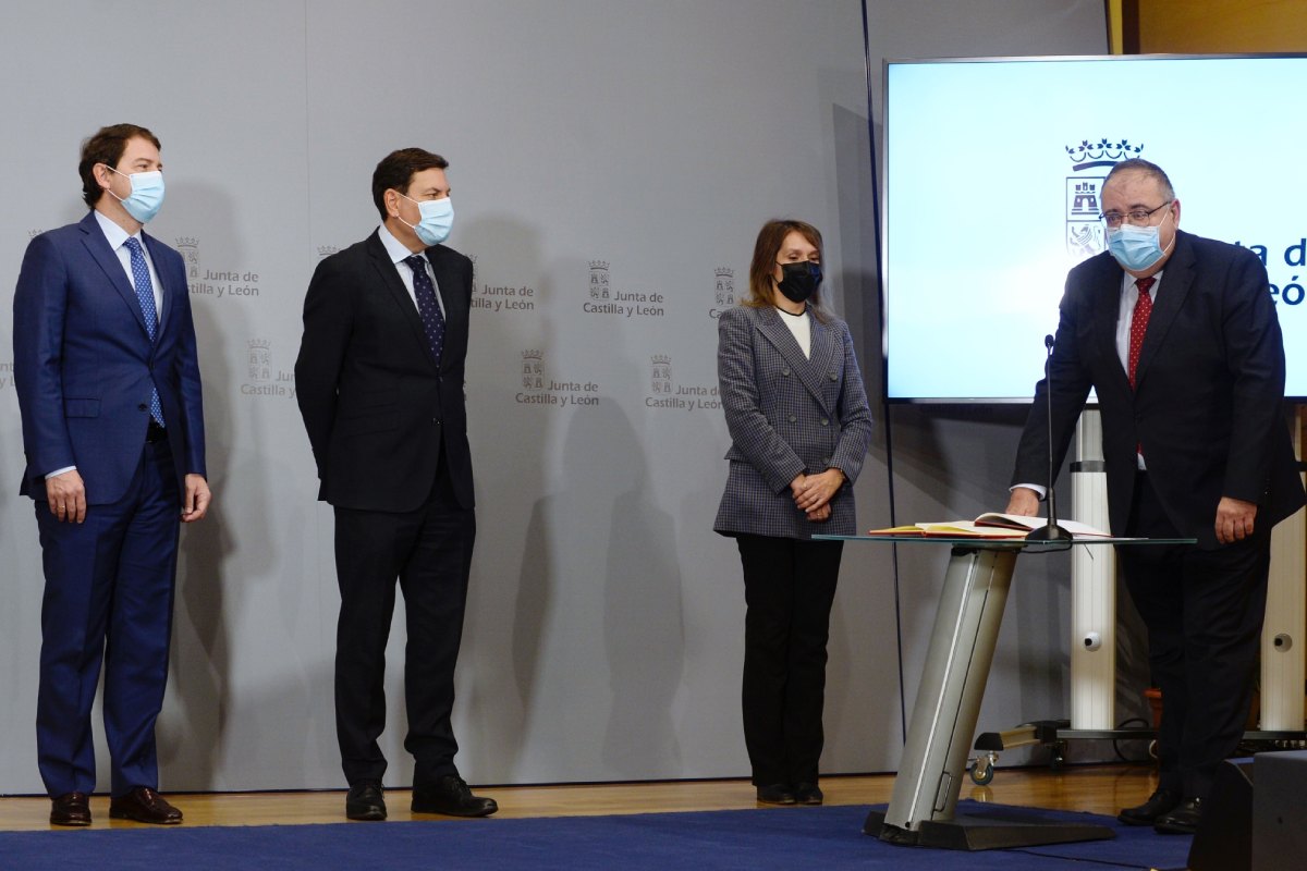 El presidente de la Junta de Castilla y León, Alfonso Fernández Mañueco (i) preside la toma de posesión del nuevo consejero de Sanidad, Alejandro Vázquez en Valladolid. (FOTO: EFE/Nacho Gallego).